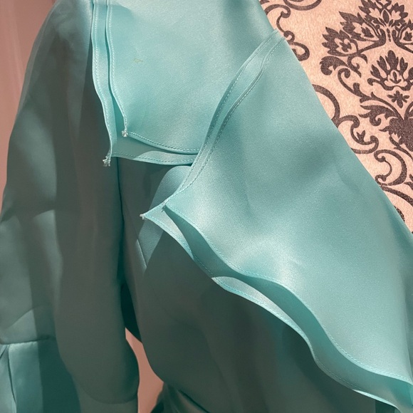 Seafoam colored silk blouse with frilly collar and sleeves. - Picture 4 of 12